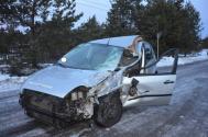 Czołowe zderzenie z samochodem osobowym